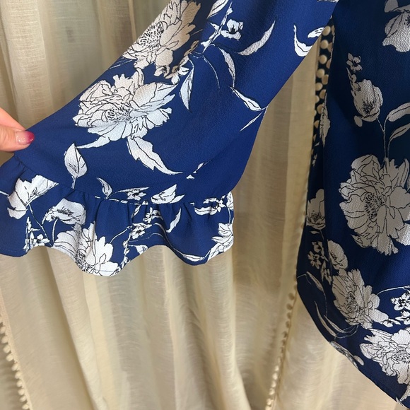 Blue and shite floral blouse Sz S Bell Sleeve Flounce - Picture 4 of 6